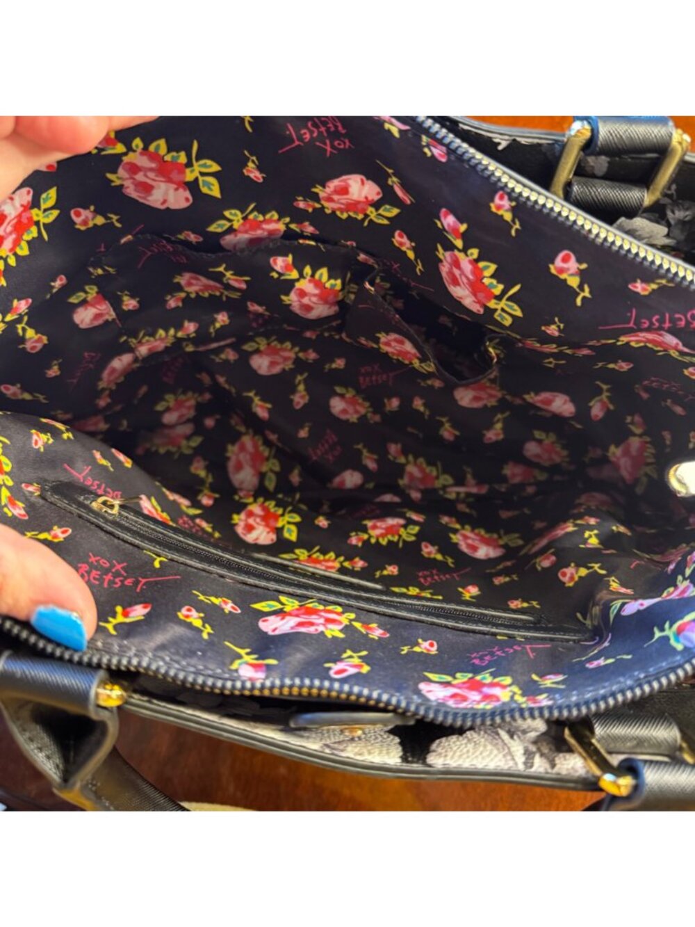 Betsey Johnson Embossed Hearts Black Handbag Gold Hardware Floral Lining - Picture 7 of 10